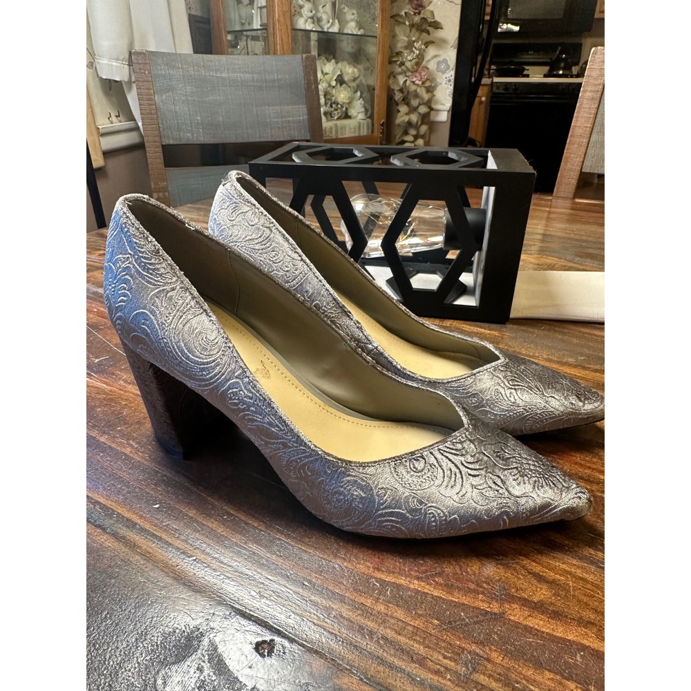 Marc Fisher Pewter Silver Metallic Paisley Embossed Block Heel Pumps Size 8.5M